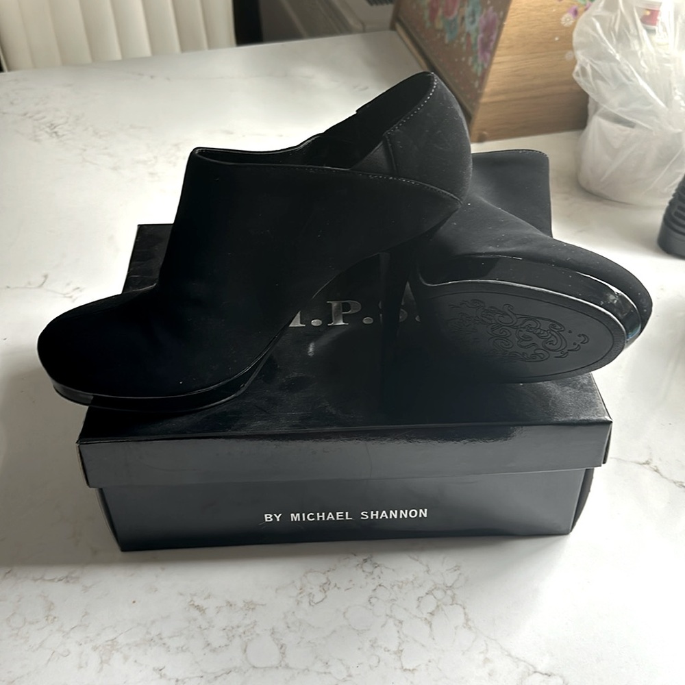 High heel bootie black size 11